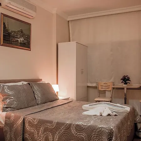 Metro Apartment *